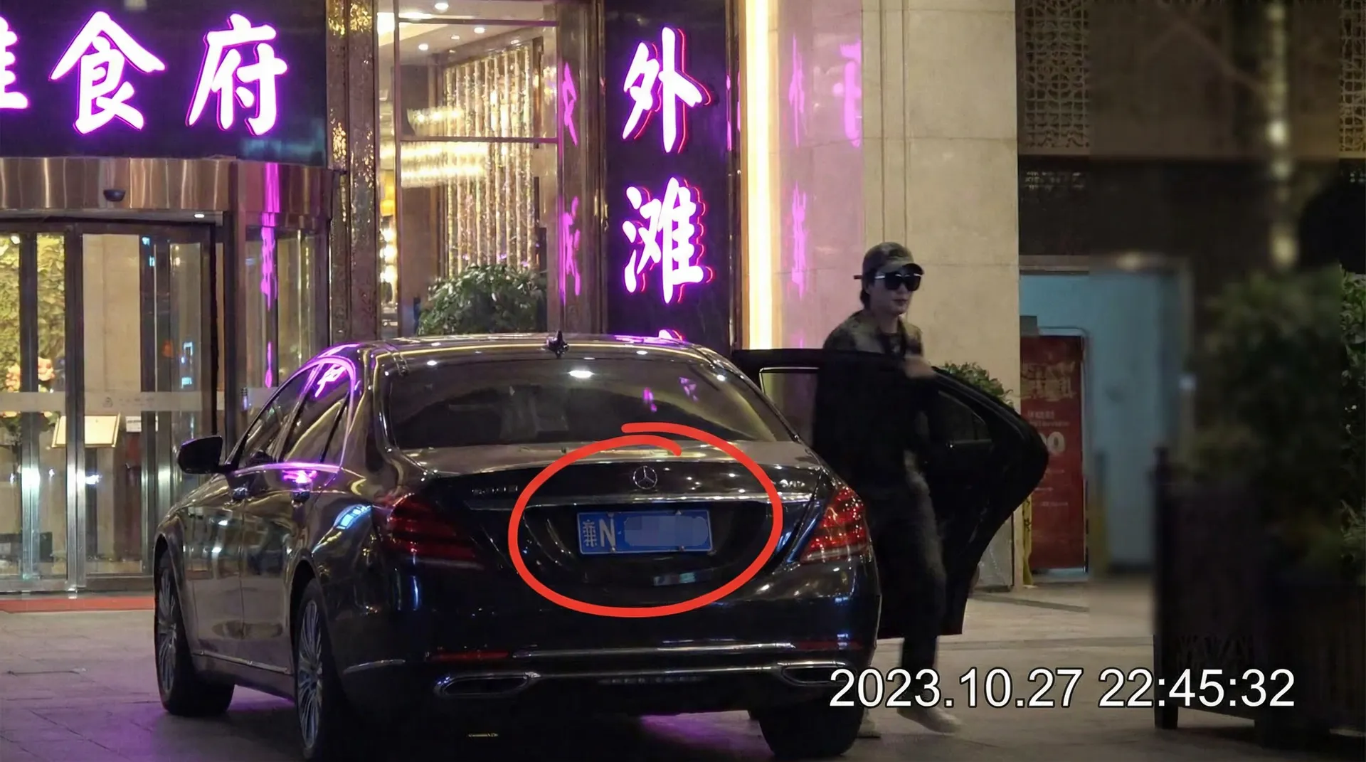 12BET网站 - 豪车餐厅外偷拍